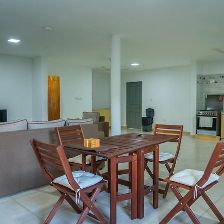 E&E Self Catering Hotell Beau Vallon  Exteriör bild
