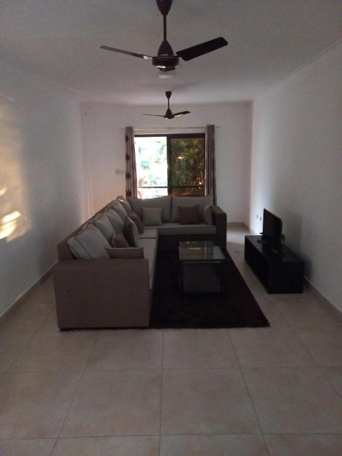 E&E Self Catering Hotell Beau Vallon  Exteriör bild