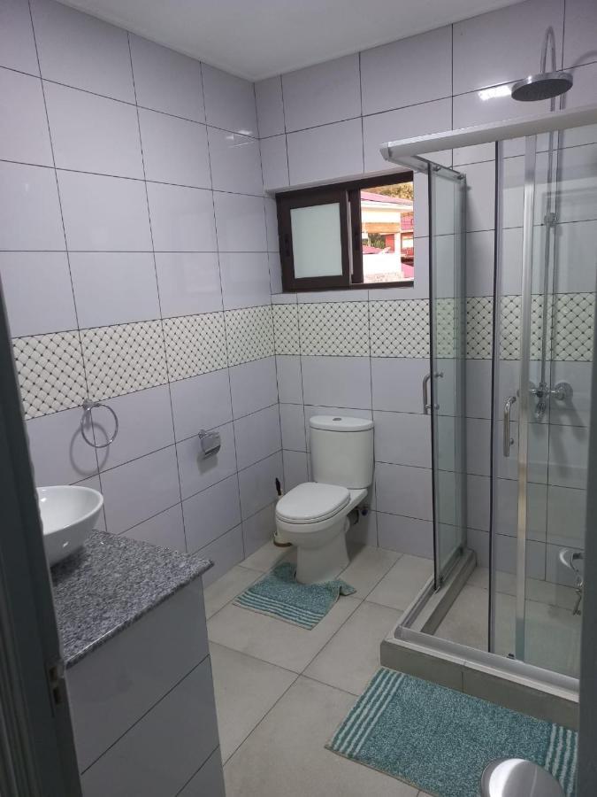 E&E Self Catering Hotell Beau Vallon  Exteriör bild