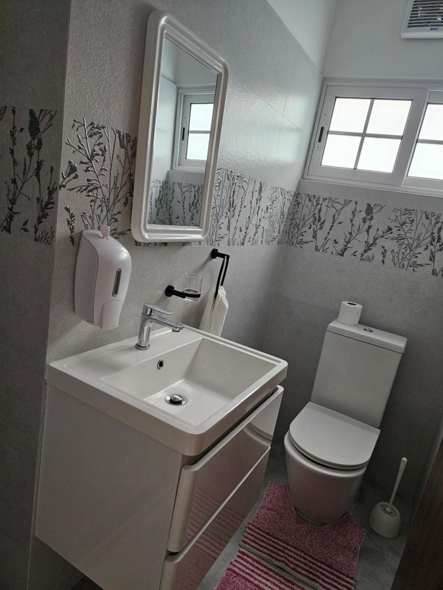 E&E Self Catering Hotell Beau Vallon  Exteriör bild