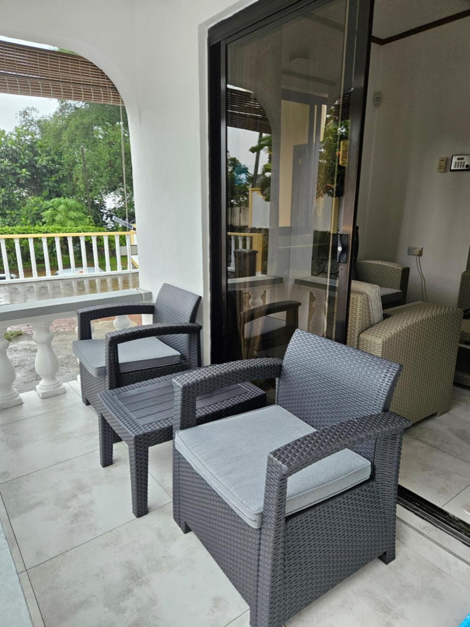 E&E Self Catering Hotell Beau Vallon  Exteriör bild