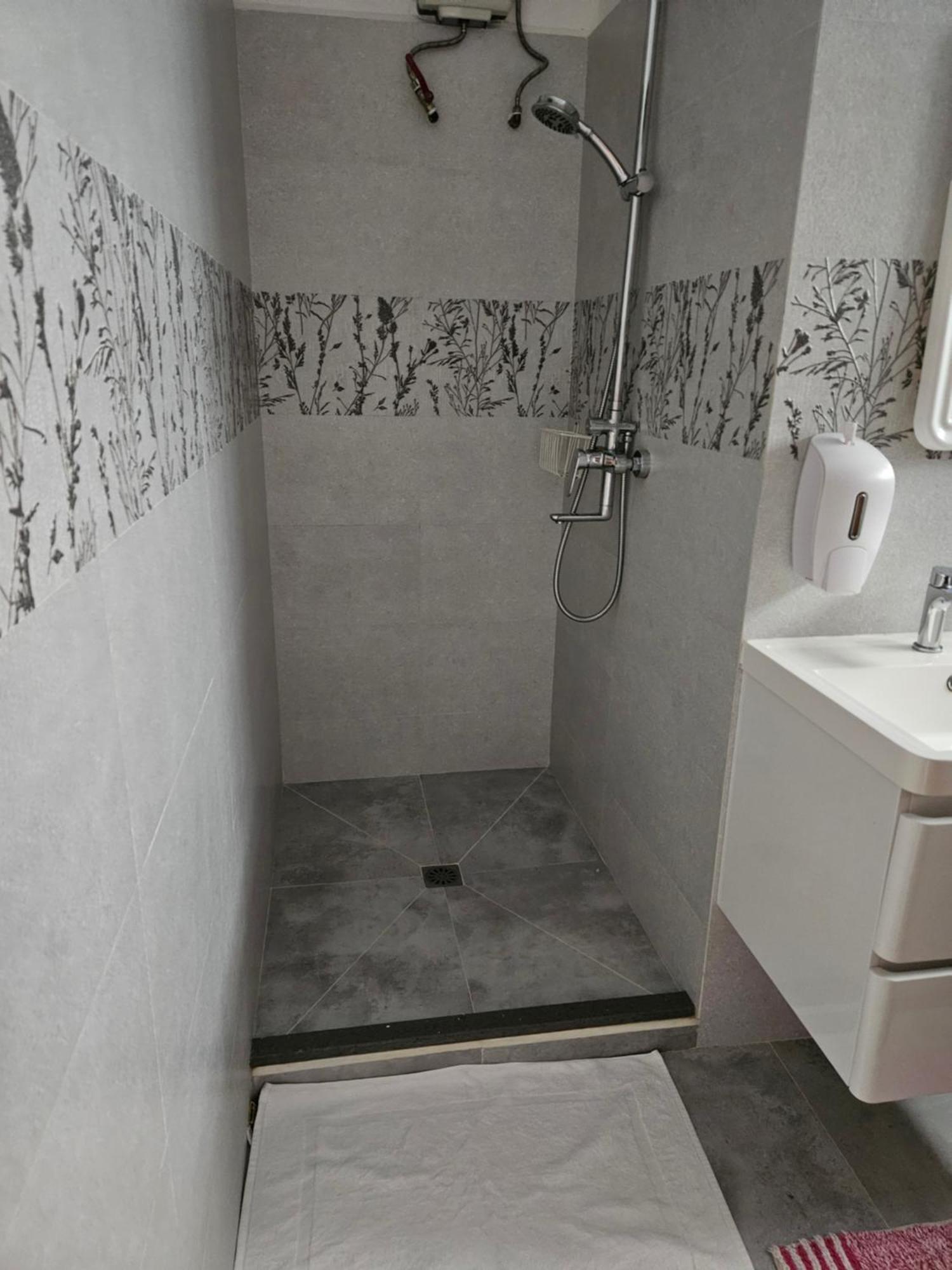 E&E Self Catering Hotell Beau Vallon  Exteriör bild