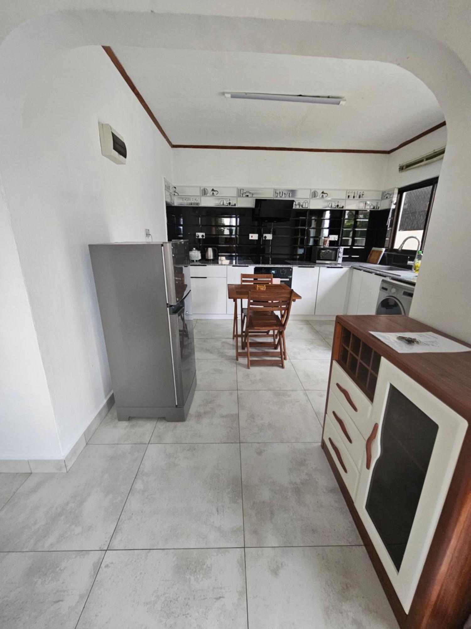E&E Self Catering Hotell Beau Vallon  Exteriör bild