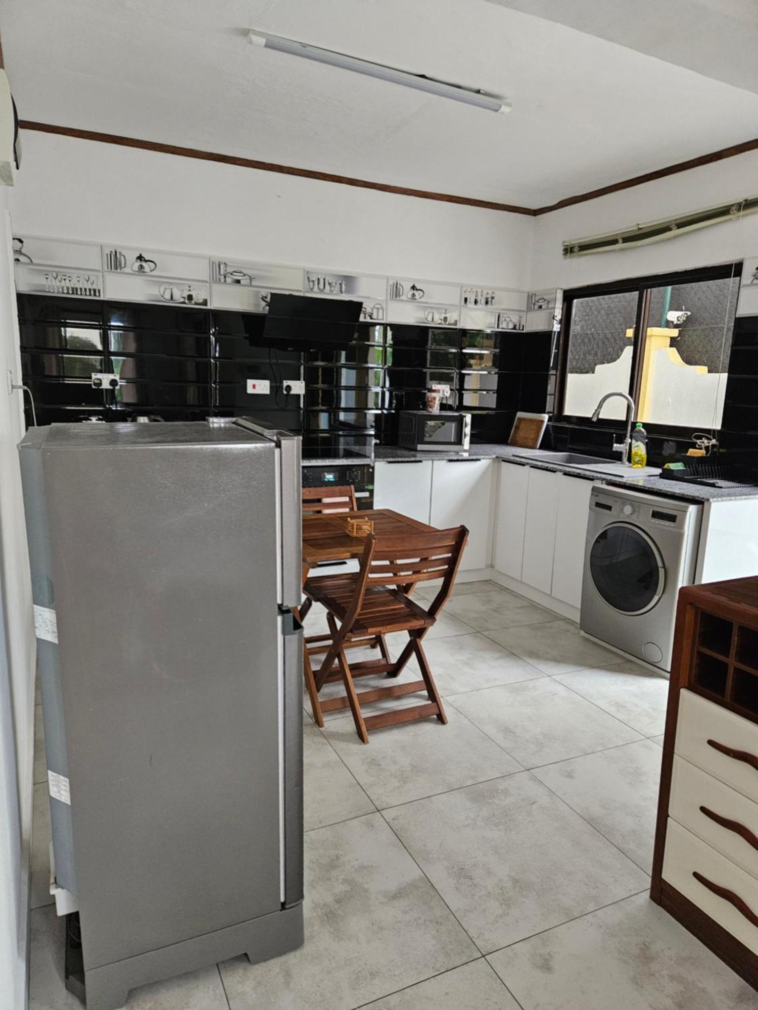 E&E Self Catering Hotell Beau Vallon  Exteriör bild