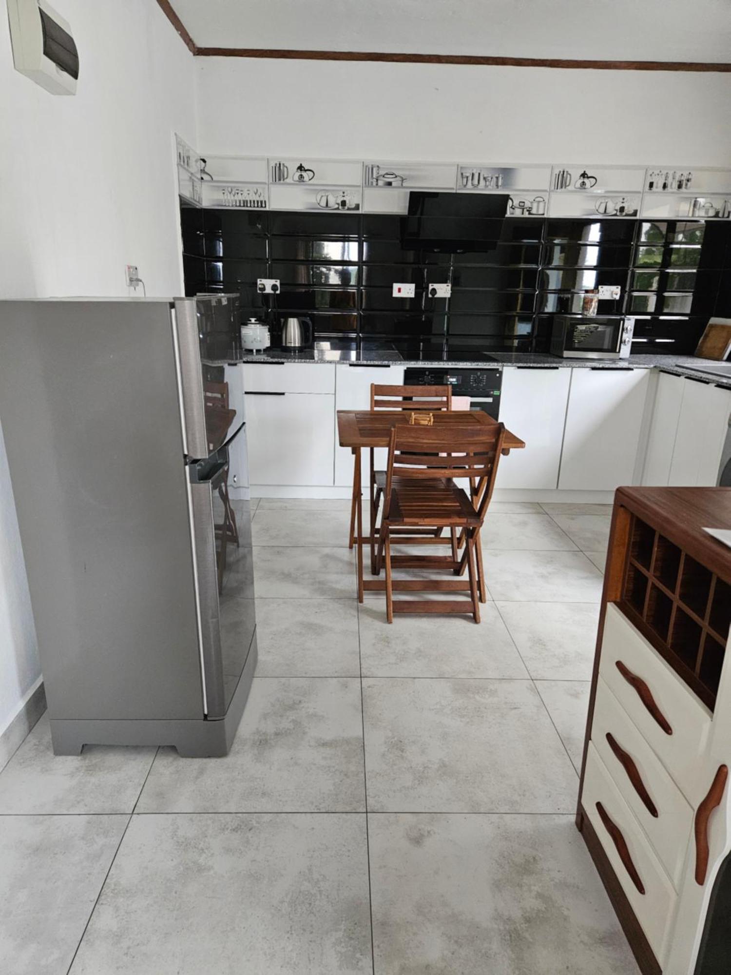 E&E Self Catering Hotell Beau Vallon  Exteriör bild